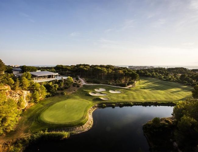 Turismo Costa Dorada: Golf, Gastronomía y Naturaleza